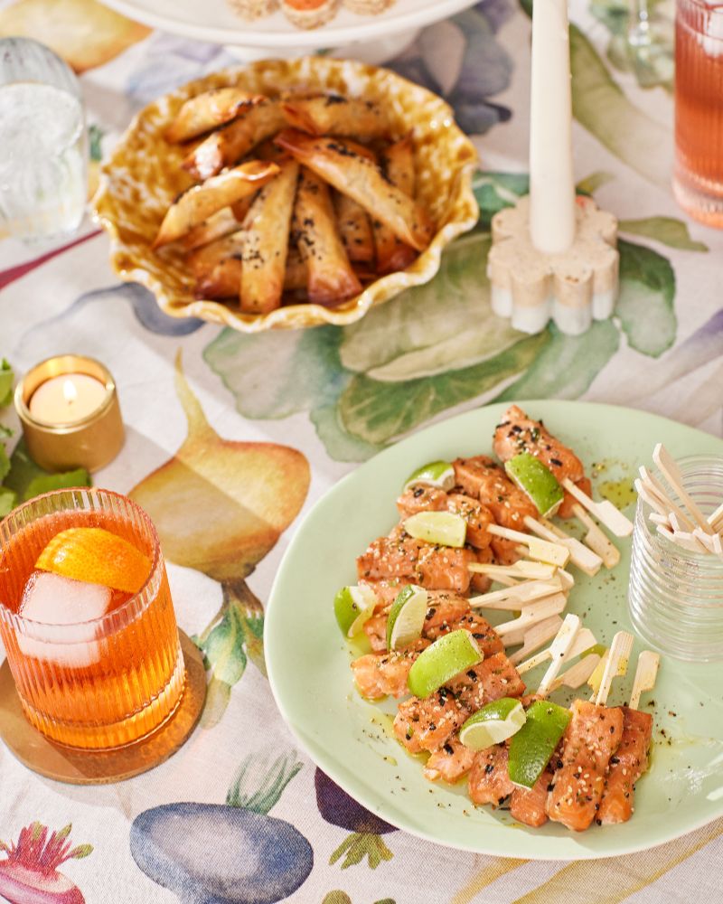 smoked-salmon-canapes-table-presentation-min